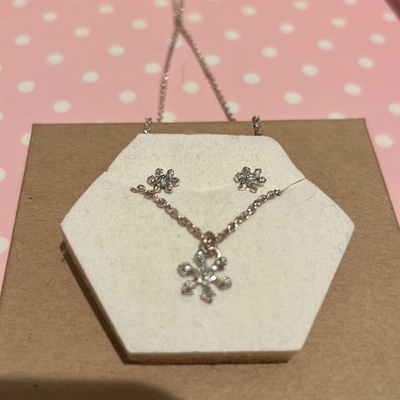 Sparkling Snowflake earring s and necklace set - Picture 3 of 3